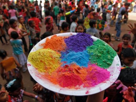 Tensed for getting drenched into those damaging Colours? here are Beauty Hacks for Holi Festival