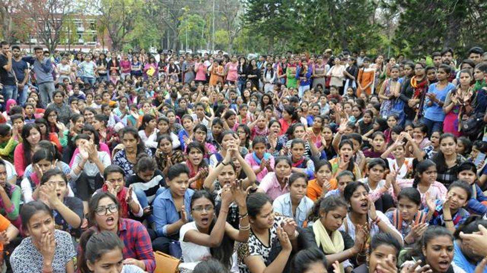 Students Protest In PU: V-C said Create Part Time Jobs In University