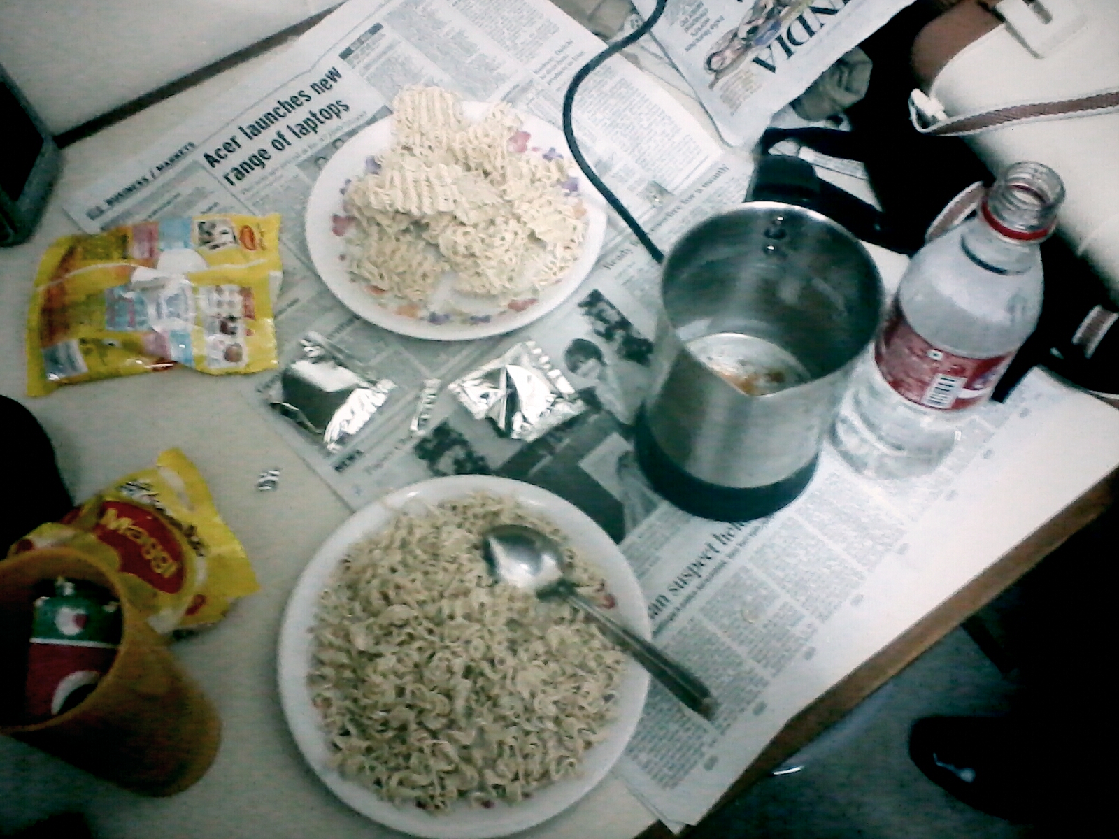 coomon things that evry girl do in hostel eating maggie
