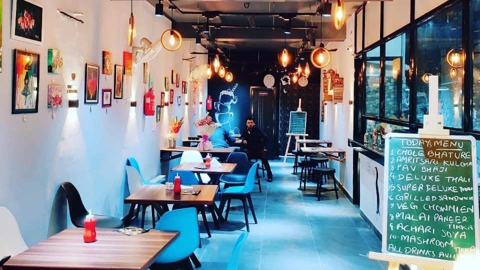 Read, Doodle, or Paint at this amazing The Art Cafe near Elante